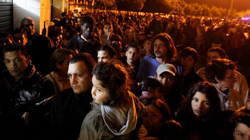 Španielsko zemetrasenie ľudia v uliciach v noci